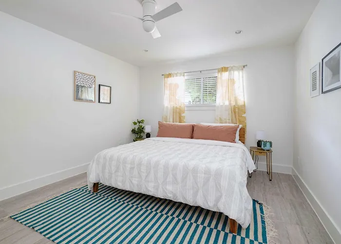 Chic Clarksville 2Br Condo Near Downtown Austin